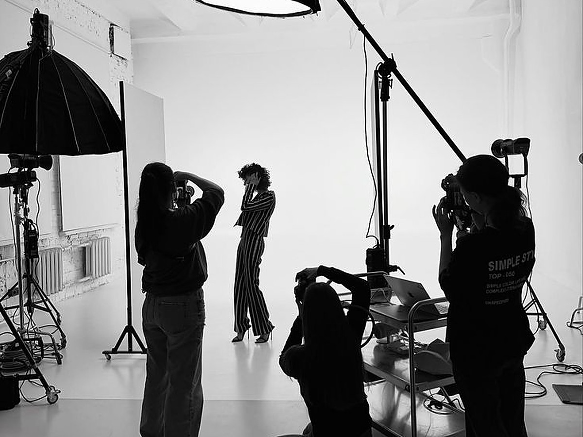Black and white behind-the-scenes model photoshoot